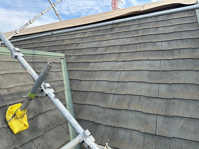 スレート屋根から横暖ルーフを使った屋根カバー工事を行いました！川口市屋根カバー工事　横暖ルーフαｓ　ニチハ　センタールーフ　スレートボロボロ　ガルバリウム鋼板　